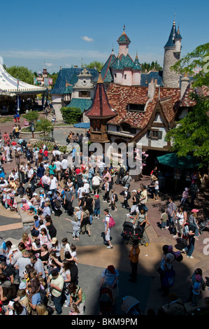Chessy, Frankreich, Freizeitparks, Besucher Von Disneyland Paris, Übersicht Große Menschenmenge Stockfoto