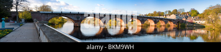 Ein Panorama-Bild zeigt die alte Brücke, auch bekannt als Smeaton Brücke, in der Messe Stadt Perth, Schottland. Stockfoto