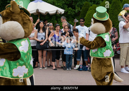 Paris, Frankreich, Freizeitparks, Besucher von Disneyland Paris, Menschenmassen, die die Main Street USA Parade beobachten, Publikum und Showdarsteller Stockfoto