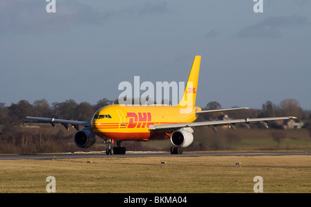 OO-DIJ European Air Transport DHL Airbus A300B4-103F ausziehen aus London Luton Flughafen Stockfoto