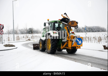 Schneepflug löscht, Schnee und Eis von Zufahrtsstraße nach A1M Yorkshire UK Stockfoto
