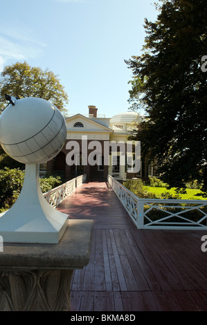 Thomas Jefferson's Home, Monticello bei Charlottesville Virginia mit sphärischen Sonnenuhr auf der nördlichen Pavillon. Stockfoto