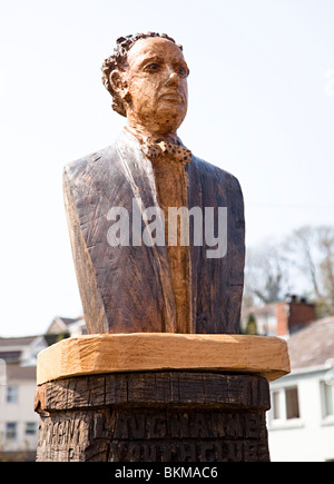 Geschnitzte hölzerne Büste von Dylan Thomas in seiner Heimat von Laugharne Wales UK Stockfoto