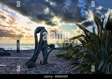 Palme und Schnitzen in den waterwise Garten am Strand von Worthing in West Sussex, die muss nur Regen Wasser. Stockfoto