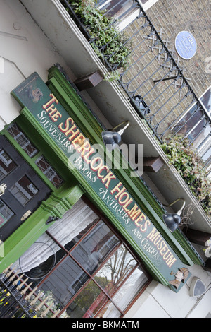 Extreme gewinkelt Aspekt der Fassade des Sherlock Holmes Museum. Gefunden in der Baker Street 221 b, London, in der Nähe des Regents Park. Stockfoto