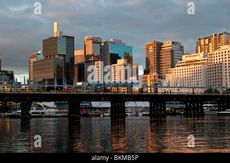 Gebäude der Pyrmont Bridge, Darling Harbour und CBD, Sydney, Australien Stockfoto