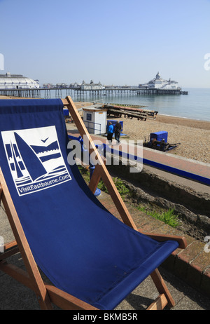 Die Liegestühle sind in Kraft auf Eastbourne Strandpromenade, East Sussex, England. Stockfoto