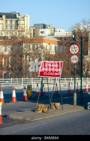 Temporäre Zeichen auf Waterloo Bridge, London, Warnung, dass der Strang-Unterführung geschlossen ist Stockfoto