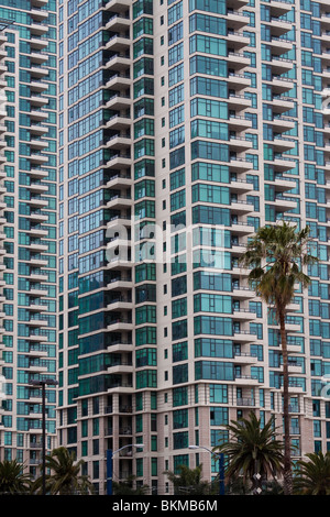 Fenster und Balkone hoch modernen Wohnhauses in San Diego Stockfoto