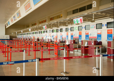 Flughafen Check-in Schreibtische leer Flüge abgesagt Stockfoto