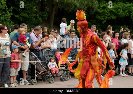 Paris, Frankreich, Freizeitparks, Publikum und Darsteller, große Menschenmassen, Familien, Touristen, die suchen, beobachten, Disneyland Paris, Parade-Charaktere auf der Straße Stockfoto