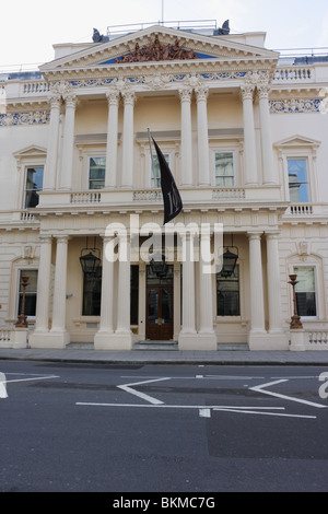 Des Institute of Directors, befindet sich in 116 Pall Mall, eine feine Note 1 denkmalgeschütztes Gebäude im Regency-Stil. Stockfoto