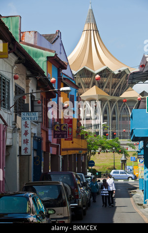 Blick entlang der Shopfronts von Chinatown, das State Legislative Assembly Building. Kuching, Sarawak, Borneo, Malaysia. Stockfoto