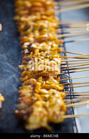 Satay Kochen über glühende Kohlen. Kuching, Sarawak, Borneo, Malaysia. Stockfoto