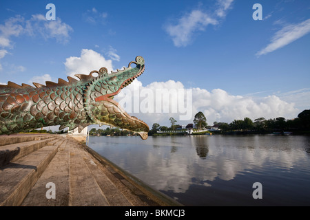 Kanone auf die Kuching Waterfront mit The Astana (Palast) über Fluss. Kuching, Sarawak, Borneo, Malaysia. Stockfoto