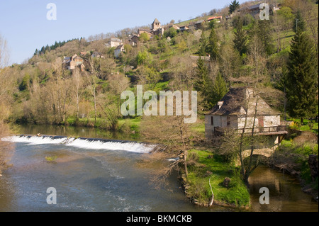 Das Dorf La Garde-Viaurs hoch oben the River Viaurs mit Tal Woodland Tarn Midi-Pyrenäen Frankreich Stockfoto