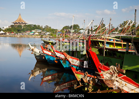 Angelboote/Fischerboote vertäut am Fluss Sarawak. Kuching, Sarawak, Borneo, Malaysia. Stockfoto