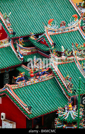 Bunten Dach Detail der Hong San Si chinesischen Tempel auf Jalan Wayang, Chinatown. Kuching, Sarawak, Borneo, Malaysia. Stockfoto