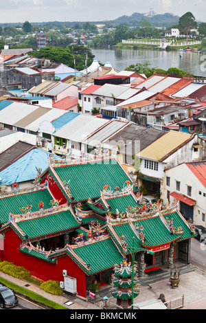 Der Hong San Si chinesischen Tempel auf Jalan Wayang mit Shophouses von Chinatown hinter. Kuching, Sarawak, Borneo, Malaysia. Stockfoto