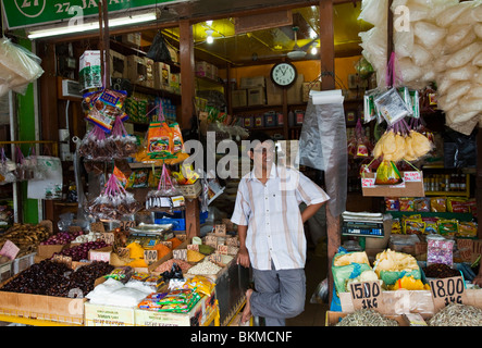 Gewürz-Anbieter am Jalan Gambier. Kuching, Sarawak, Borneo, Malaysia. Anbieter am Jalan Gambier. Kuching, Sarawak, Borneo, Malaysia. Stockfoto