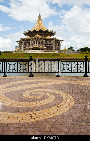 Blick über zu Sarawak State Legislative Assembly Building von Kuching Waterfront. Kuching, Sarawak, Borneo, Malaysia. Stockfoto