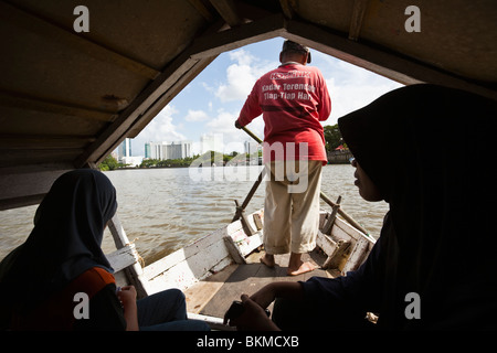 Überquerung des Flusses auf einer Tambang (Wassertaxi). Kuching, Sarawak, Borneo, Malaysia. Stockfoto