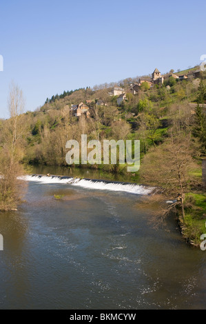 Das Dorf La Garde-Viaurs hoch oben the River Viaurs mit Tal Woodland Tarn Midi-Pyrenäen Frankreich Stockfoto