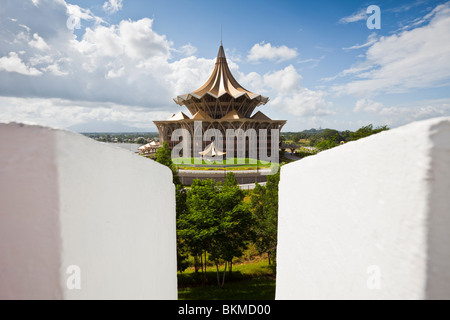 Blick auf die staatlichen Legislative Assembly Building von Fort Margherita. Kuching, Sarawak, Borneo, Malaysia. Stockfoto