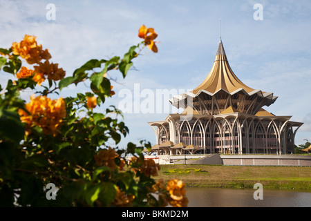 Blick über den Fluss Sarawak neue State Legislative Assembly (Dewan Undangan Negeri). Kuching, Sarawak, Borneo, Malaysia. Stockfoto