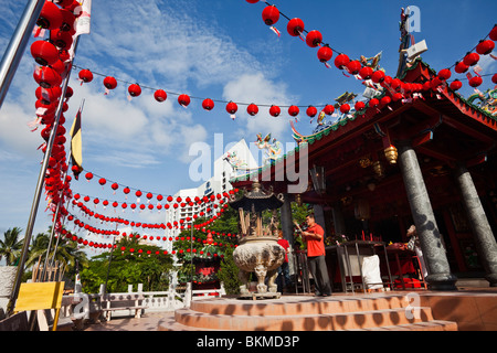 Ein Anhänger macht ein Angebot bei den Tua Pek Kong chinesischen Tempel Weihrauch. Kuching, Sarawak, Borneo, Malaysia. Stockfoto