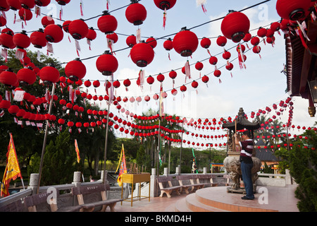 Ein Anhänger macht ein Angebot bei den Tua Pek Kong chinesischen Tempel Weihrauch. Kuching, Sarawak, Borneo, Malaysia. Stockfoto