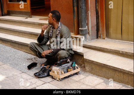 Schuh Glanz Mann im Gewürzbasar (Sharia al-Muizz Street), Khan el-Khalili-Basar, islamische Kairo, Kairo, Ägypten Stockfoto