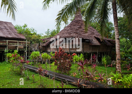 Bidayuh Longhouse im Sarawak Cultural Village, Damai Beach. Kuching, Sarawak, Borneo, Malaysia. Stockfoto