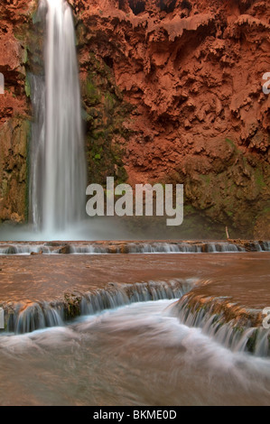 Travertin fließt in Mooney fällt in der Havasupai Stockfoto