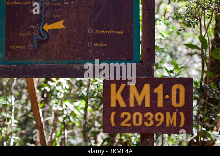 Kilometer-Markierung auf der Mt. Kinabalu Gipfelrundweg. Kinabalu National Park, Sabah, Borneo, Malaysia. Stockfoto