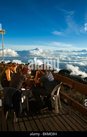 Wanderer genießen Sie Mittagessen über den Wolken bei Laban Rata Resthouse, am Mt. Kinabalu. Kinabalu National Park, Sabah, Borneo, Malaysia. Stockfoto