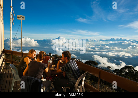 Wanderer genießen Sie Mittagessen über den Wolken bei Laban Rata Resthouse, am Mt. Kinabalu. Kinabalu National Park, Sabah, Borneo, Malaysia. Stockfoto