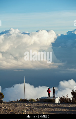 Wanderer blicken über den Wolken von Laban Rata, auf den Mt. Kinabalu Gipfelrundweg. Kinabalu National Park, Sabah, Malaysia. Stockfoto