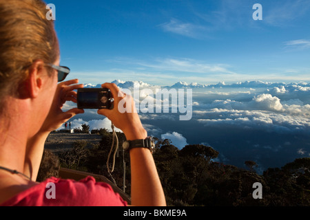 Eine Frau fotografiert den Blick vom Laban Rata Resthouse auf Mt. Kinabalu. Kinabalu National Park, Sabah, Borneo, Malaysia. Stockfoto