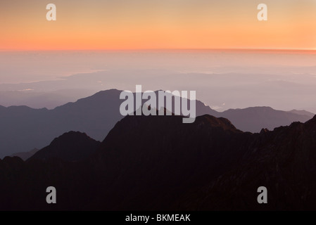 Dawn-Blick vom Low ´s Peak auf dem Gipfel des Mt. Kinabalu.  Kinabalu National Park, Sabah, Borneo, Malaysia. Stockfoto