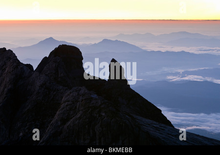 Dawn Blick auf hässliche Schwester Peak vom Gipfel des Mt. Kinabalu. Kinabalu National Park, Sabah, Borneo, Malaysia. Stockfoto