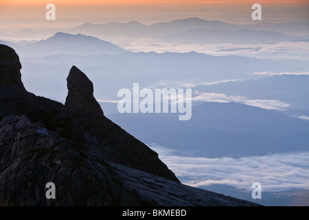 Dawn-Blick vom Low ´s Peak auf dem Gipfel des Mt. Kinabalu. Kinabalu National Park, Sabah, Borneo, Malaysia. Stockfoto
