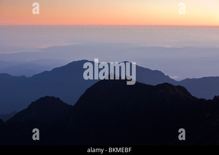 Dawn-Blick vom Gipfel des Mt. Kinabalu. Kinabalu National Park, Sabah, Borneo, Malaysia. Stockfoto