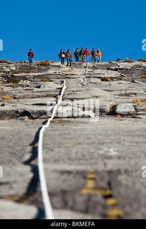 Abstieg vom Gipfel des Mt. Kinabalu Wanderer. Kinabalu National Park, Sabah, Borneo, Malaysia. Stockfoto