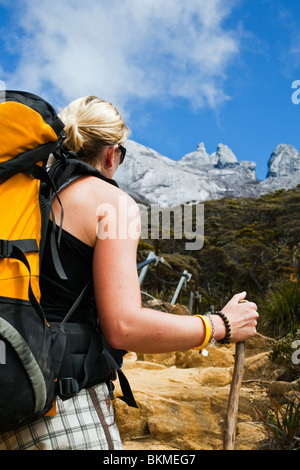 Wanderer auf Mt. Kinabalu Gipfelrundweg mit Berggipfel im Hintergrund. Kinabalu National Park, Sabah, Borneo, Malaysia. Stockfoto