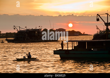 Die Sonne geht über Angelboote/Fischerboote in das Meer. Kota Kinabalu, Sabah, Borneo, Malaysia. Stockfoto