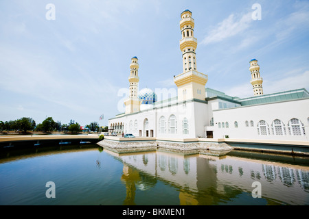 Kota Kinabalu Stadt Moschee in Likas Bay.  Kota Kinabalu, Sabah, Borneo, Malaysia. Stockfoto