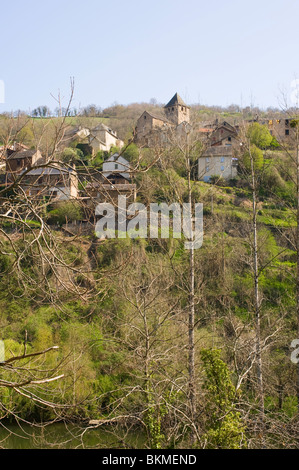 Das schöne Dorf am Hang von La Garde Viaurs mit Wald Bäume Tarn-Midi-Pyrenäen-Frankreich Stockfoto