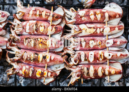 Fisch und Meeresfrüchte grillen über glühende Kohlen auf dem philippinischen Barbeque-Nachtmarkt. Kota Kinabalu, Sabah, Borneo, Malaysia. Stockfoto