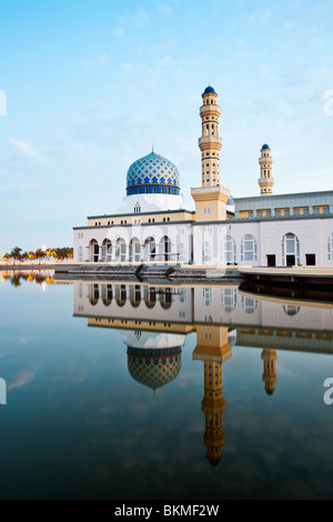 Kota Kinabalu Stadt Moschee.  Likas Bay, Kota Kinabalu, Sabah, Borneo, Malaysia. Stockfoto